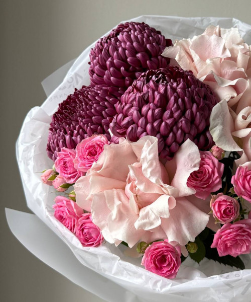 Букет из французской розы, хризантем и кустовой розы #3750 - Цветочный21