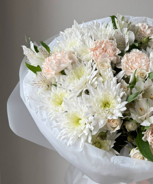 Букет цветов из гвoздик, альстромеpий, кустовой розы и хризантем #3731 - Цветочный21
