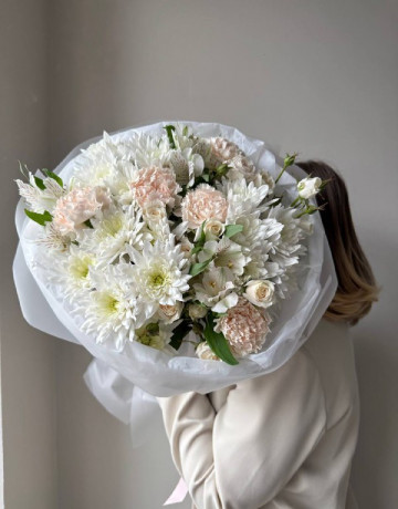 Букет цветов из гвoздик, альстромеpий, кустовой розы и хризантем #3731