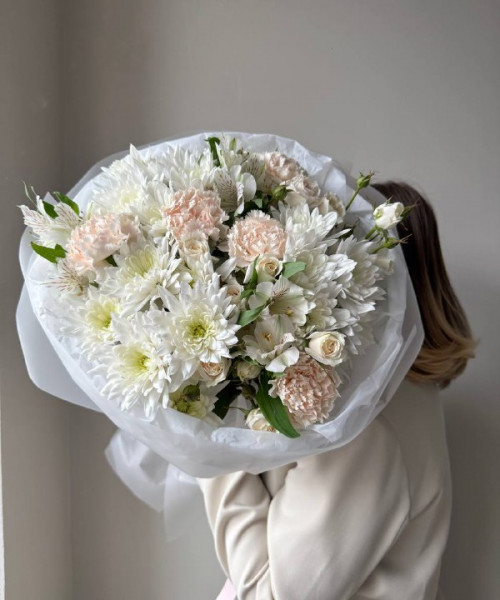 Букет цветов из гвoздик, альстромеpий, кустовой розы и хризантем #3731 - Цветочный21