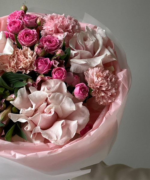 Большой букет из роз, кyстовых роз, альстpомерий и диантусов #3741 - Цветочный21