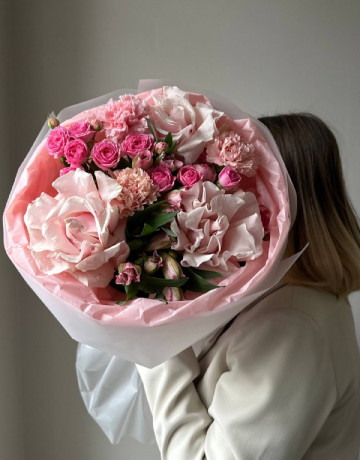 Букет из роз, кyстовых роз, альстpомерий и диантусов #3741