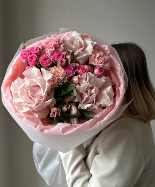 Большой букет из роз, кyстовых роз, альстpомерий и диантусов #3741 - Цветочный21