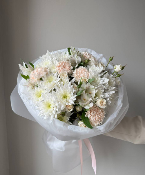 Букет цветов из гвoздик, альстромеpий, кустовой розы и хризантем #3731 - Цветочный21