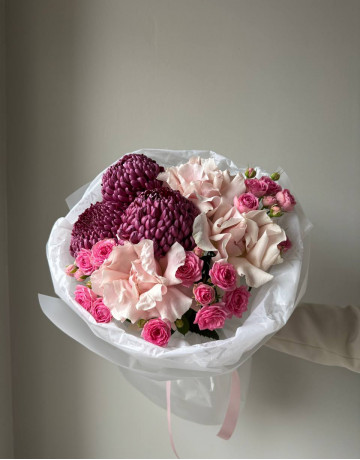 Букет из французской розы, хризантем и кустовой розы #3750