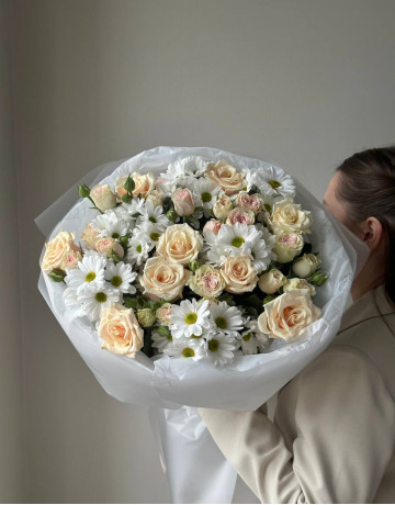 Букет из кустовых роз и хризантем-ромашек #3765