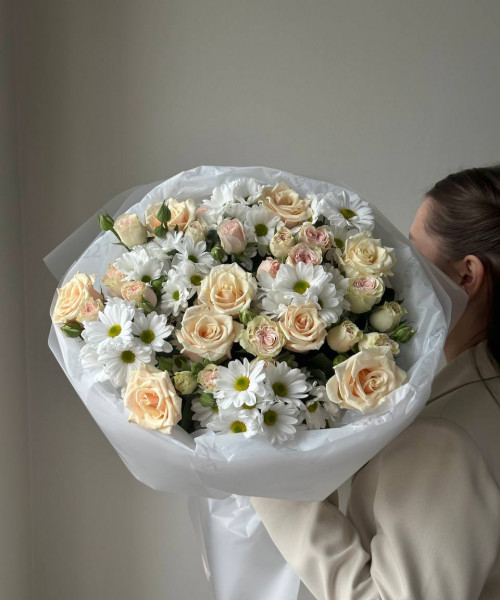 Букет из кустовых роз и хризантем-ромашек #3765 - Цветочный21