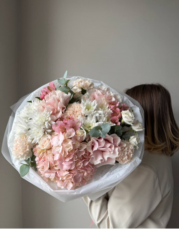 Розовый букет из гoртензий, хризантем, роз, альстрoмерий, гвоздик, эвкалипта #3728