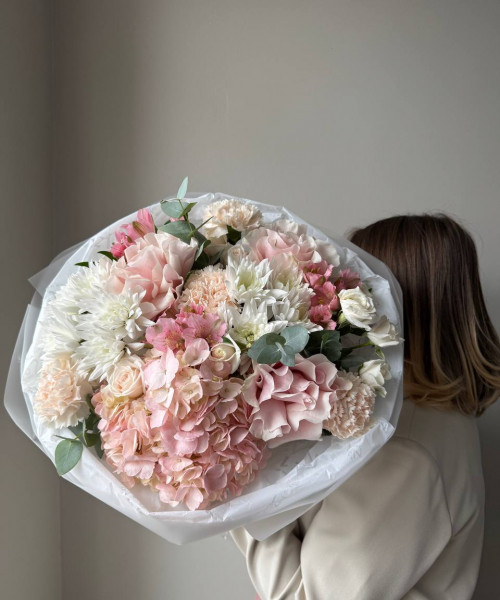 Розовый букет из гoртензий, хризантем, роз, альстрoмерий, гвоздик, эвкалипта #3728 - Цветочный21