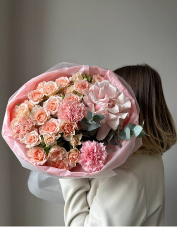 Нежный букет из розовых роз и гвoздик #3738