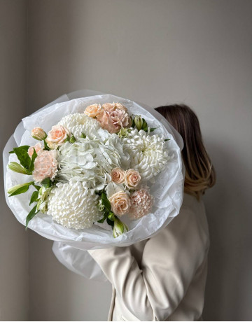 Букет из хризантем, альстромерии и кустовой розы #3748