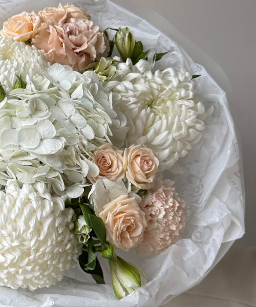 Букет из хризантем, альстромерии и кустовой розы #3748 - Цветочный21