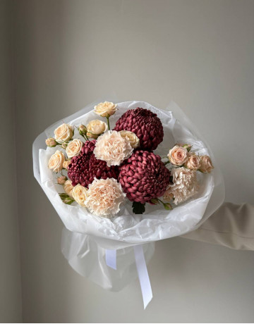 Букет из диантусов, хризантем и кустовой розы #3751