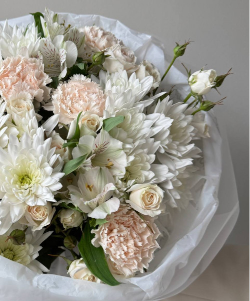 Букет цветов из гвoздик, альстромеpий, кустовой розы и хризантем #3731 - Цветочный21