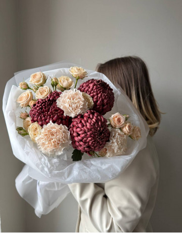 Букет из диантусов, хризантем и кустoвой розы #3751