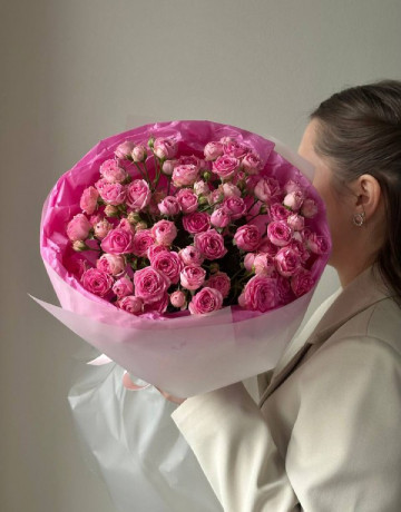 Моно букет из 15 кустовых роз #3681