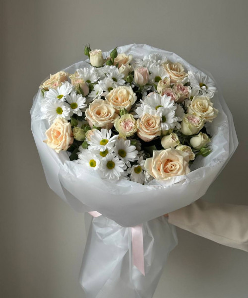 Букет из кустовых роз и хризантем-ромашек #3765 - Цветочный21