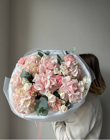Маме букет из гортензий, гвоздик, эвкалипта, роз, кустовой розы #3729