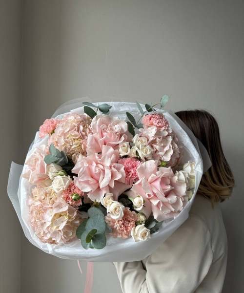 Маме букет из гортензий, гвоздик, эвкалипта, роз, кустовой розы #3729 - Цветочный21