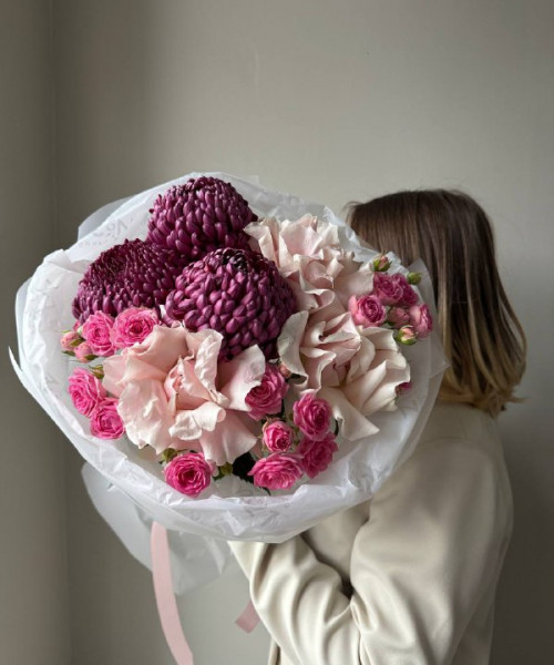 Букет из французской розы, хризантем и кустовой розы #3750 - Цветочный21