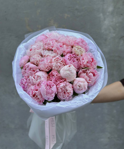 Моно букет пионов - 25 цветов 40 см в круглой упаковке #3667 - Цветочный21