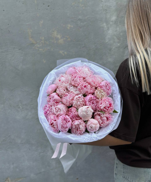 Моно букет пионов - 25 цветов 40 см в круглой упаковке #3667 - Цветочный21