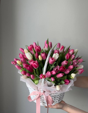 Корзина из 65 тюльпанов #3815